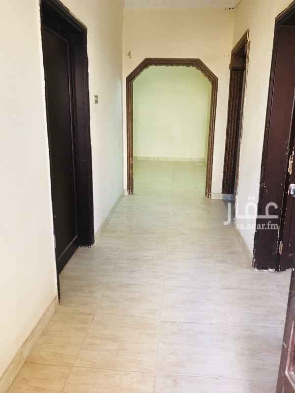 1635049 شقه ارضيه مع مدخل سياره
العمارة قديمه ومرممه