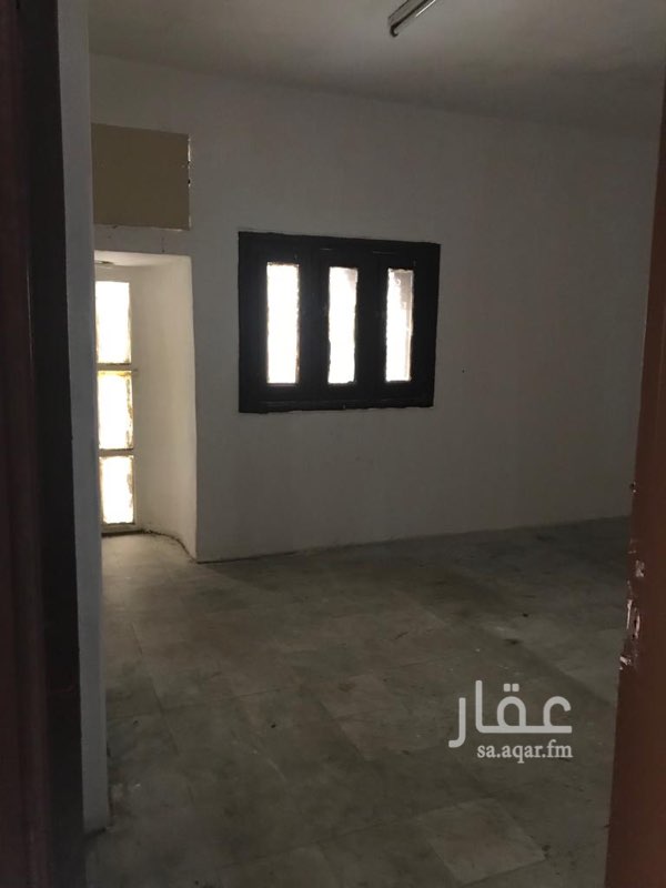 1349275 شقة مكونة من اربع غرف نوم وحمامين ومطبخ راكب وبلكونة مطلة على طريق المدينة النازل قبل تقاطع ولي العهد