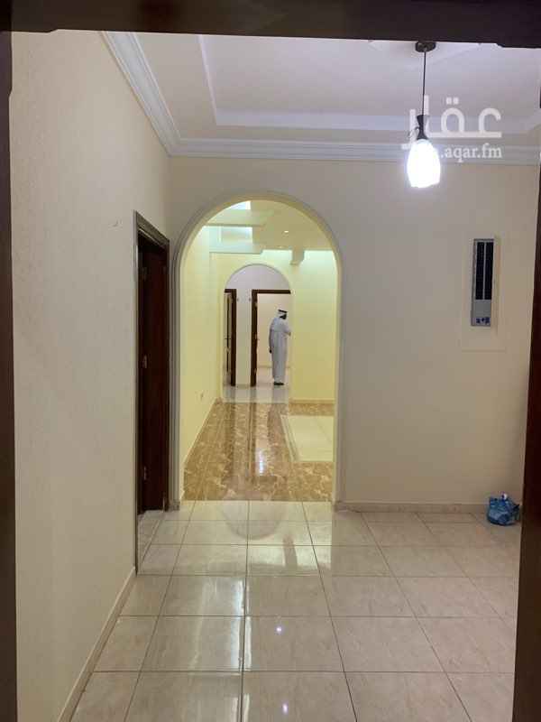 1750596 للايجار شقه ٥ عرف كبيرة و ٤ دورات مياة وصاله كبيرة مطبخ غرفة خادمة
الشقه نظيفه وو اسعه
قريبة من جميع الخدمات
خزان مستقل
موقف خاص
غرفة سايق
مطلوب ٣٠ الف