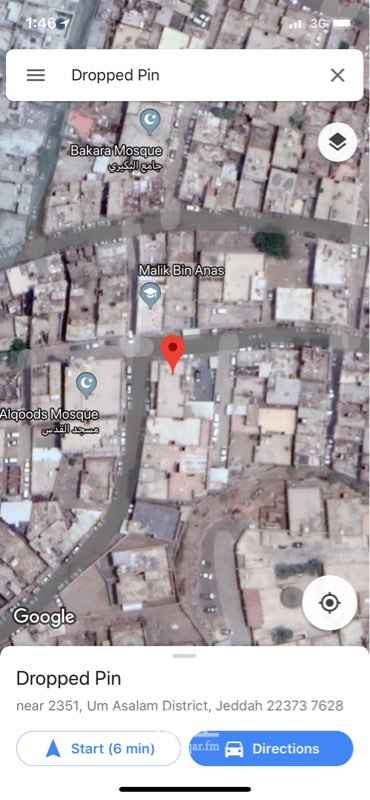 1117349 بيت مسلح بوثيقه مكون من حوش مساحة 420متر وبيت 6 غرف و 4 حمامات على ثلاث شوارع شمال وغرب وشرق
جميعها مسفلته بجوار مسجد وعداد كهرباء الصرف الصحي والمويه الان يسونه الشركه حافرين الشارع لهم شهر
والجاد مانختلف معه بالسعر