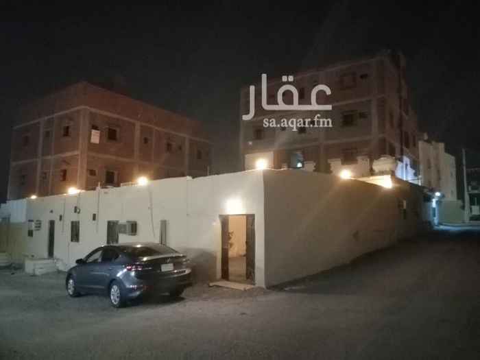 1351433 استراحة على قسمين و شارعين جنوبي و غربي مرتفع بحي بريمان الشعبي وعدد من العماير من حولها على بعد دقيقة بالسيارة من مسجد عثمان بن عفان الذي بجوار الدفاع المدني و بجوار الاستراحة أيضا مسجد اخر على بعد دقيقتين سيرا على الأقدام ومساحة كافية لأربعة سيارات على الأقل امامها ويوجد صراف الراجحي والاهلي و مجموعة سوبر ماركت ومطاعم وخدمات أخرى بجانب مسجد عثمان بن عفان والسعر قابل للتفاوض للجادين فقط وشكرا.....