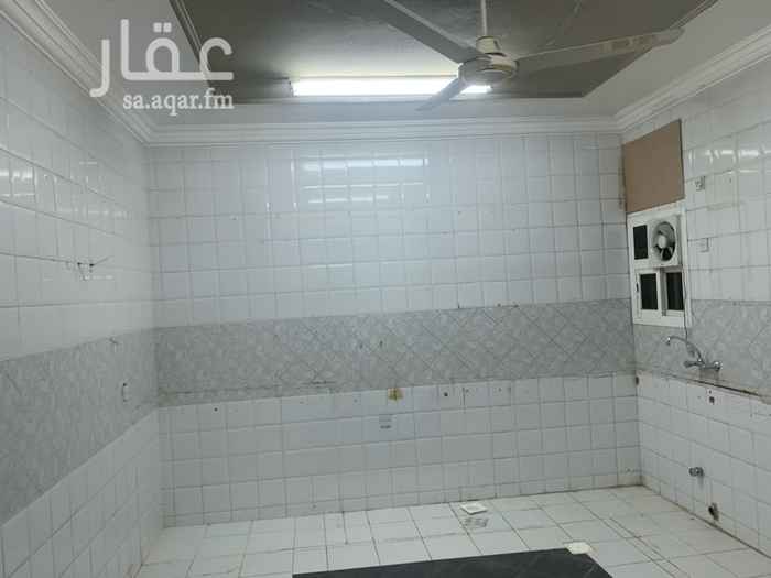 1587610 الشقة في الدور الارضي
٥ غرف كبيرة
صالة كيبر و صالة صغيرة
٣ حمامات
التواصل 0555531881