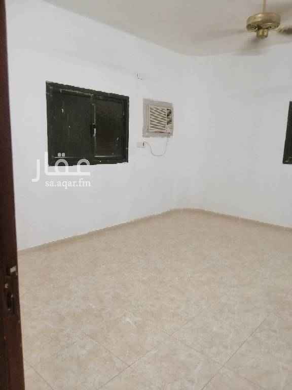 1583611 شقة للايجار مكونة من صالة و غرفتين ودورة مياه ومطبخ يوجد مكيفات راكبة ومجدده بويا في الدور الأول لفيلا موقع مناسب ومجاورة لمسجد ولكافة الخدمات