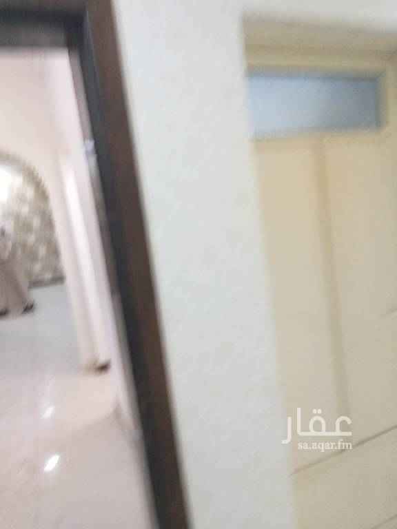 1695453 شقة دور اول ٤غرف وصالة ٣حمام ومستودع نظيفة جدا ممكن اجار شهري