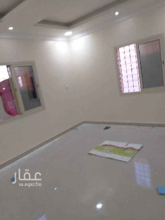 1721350 شقة أربعة غرف وصالة ومطبخ ٣حمام ديكورات مدخلين أمامها سطح نظيفة ممتازة