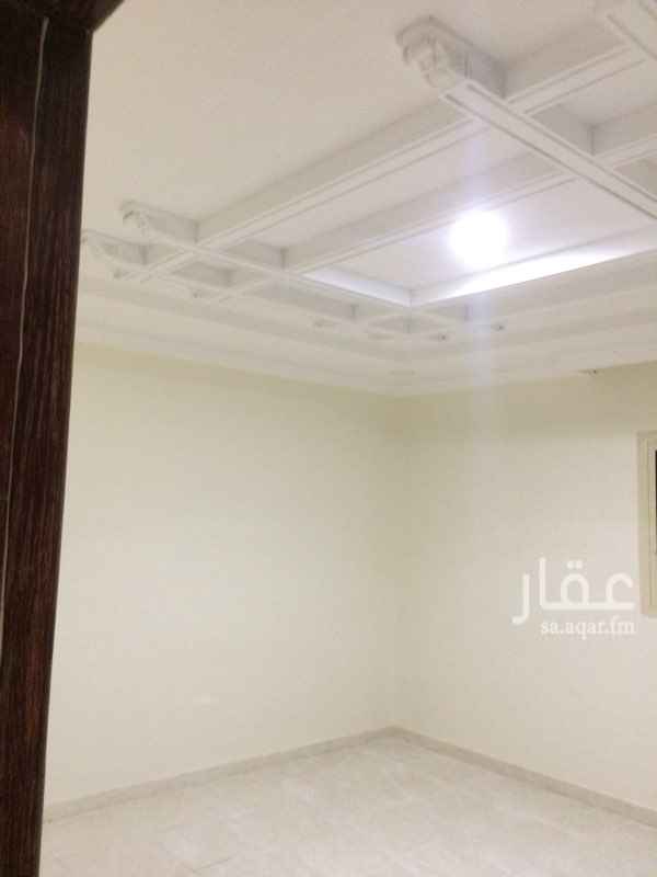 1516728 دور اول في فله على شارعين 20متر عرض نظيف مدخل مشترك مكيفات ومطبخ راكب مويه دفع دينمو للتواصل 0566136046