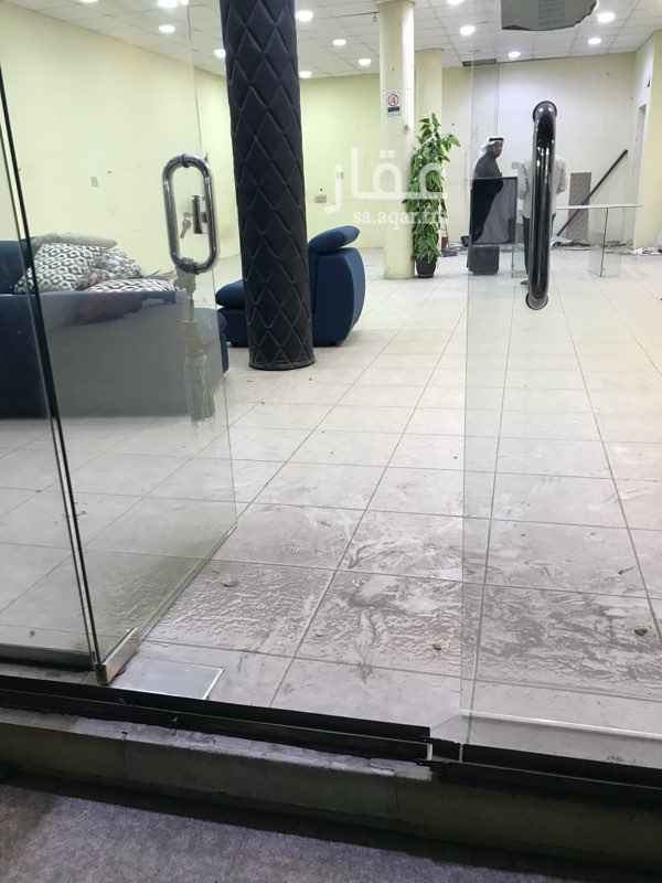 1459374 محل كنب واثاث للايجار مساحته ١٠٠ متر ويوجد دوره مياه بالداخل ويوجد مدخلين للمحل ، الشارع حيوي وبجانب المحل محلات اثاث وديكور كثيره