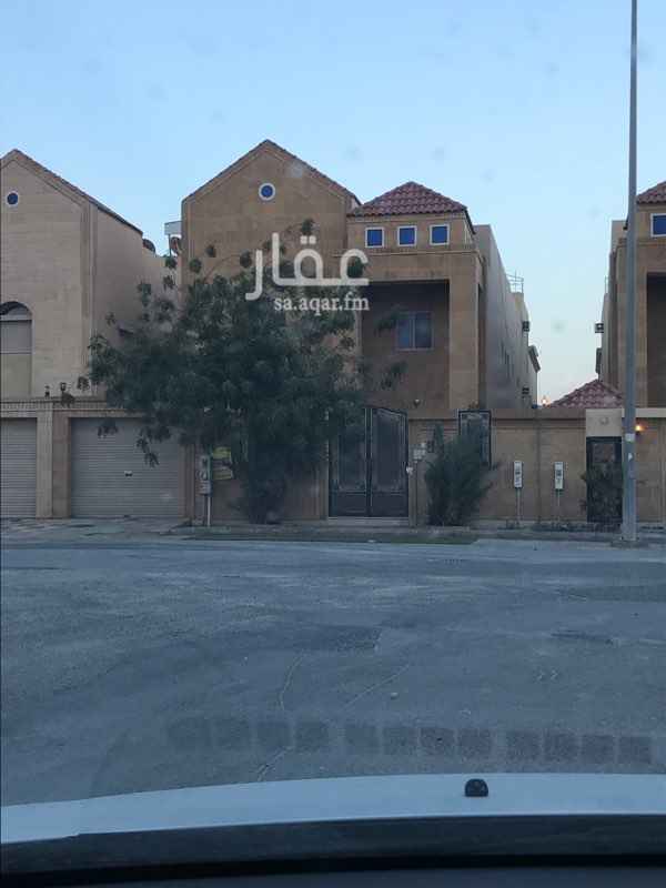 1508760 فيلا عمرها ثمان سنوات تقريبا واجهتها غرب ومساحتها تقريبا 380 ، درج داخلي وفوق اربع غرف نوم ويوجد مكيفات راكبه جديده ويوجد كراج للسياره ، ولاي استفسار التواصل على رقمي / 0566181671