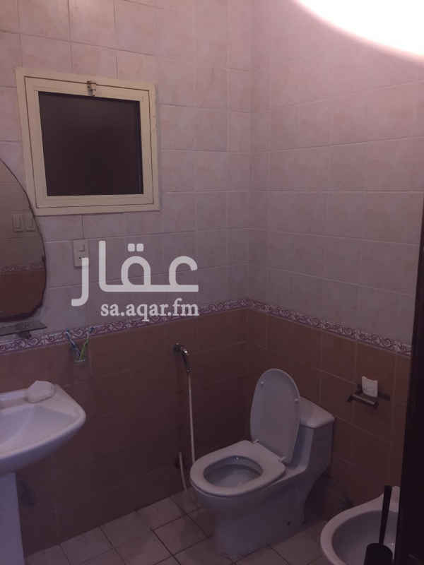 1452734 شقة فاخرة بمساحة 260 م2 تتكون من مدخلين - مجلس رجال + غرفة طعام + حمام ومغسلة - صالتين - 3 غرف نوم واحدة ماستر بحمام وغرفتين بينهم حمام - غرفة خادمة + حمام - غرفة غسيل وتخزين - 2 بلوكونة - جميع الغرف تكييف مركزي - سكن للسائق بإيجار رمزي - موقف خاص محجوز