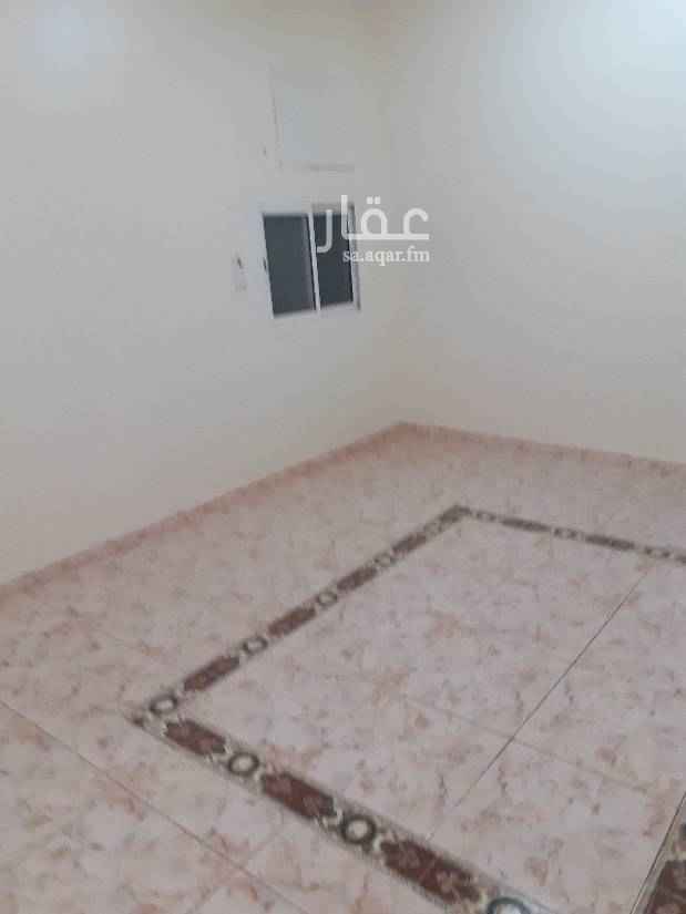 1687332 شقه عوايل للايجار ثلاثاء غرفه وصاله ومطبخ وحمامين مكيفات راكبه العقار مجددبالكامل والموقع بها جميعا الخدمات حي إشبيلية شارع الصحابه قريب من مستوصف تلين الطبي