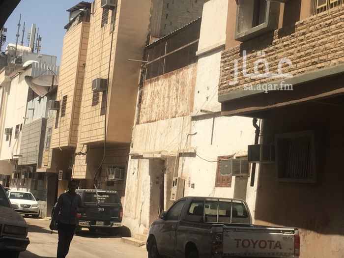 1685382 بيت شعبي دور ونص .. الدور الارضي ٤ غرف وصاله ومطبخ
+دورت مياه عدد٢
الدور الاول ٣ غرف + مطبخ +دورت مياه عدد ١
( البيت مؤجر بمبلغ 15000 ريال قابل الزياده )
*المساحة * ١٢٠م