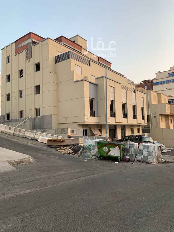 1740962 الدو الاول :
شقة بمساحة ١٨٣ متر
الشقة ٤ غرف و صالتين ومطبخ و ٣ حمامات
سعر الشقة ٧٠٠ الف ريال