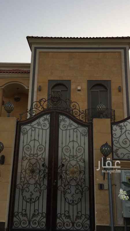 1605892 فيلا دبلكس للإيجار بحي النورس
المساحه ٣٧٥ م
دورين وملحق
* الدور الأرضي
مجلس رجال - مجلس نساء - مقلط - صاله - ٢ دورات مياه - مطبخ راكب مفتوح على الصاله - ديرتي كتشن
* الدور الأول
٢ غرف نوم ماستر - ٢ غرف نوم بحمام مشترك - صاله
* الملحق
غرفه شغاله - غرفه غسيل - دوره مياه
التكييف كاسيت
مستودع بالسطح
غرفه سائق