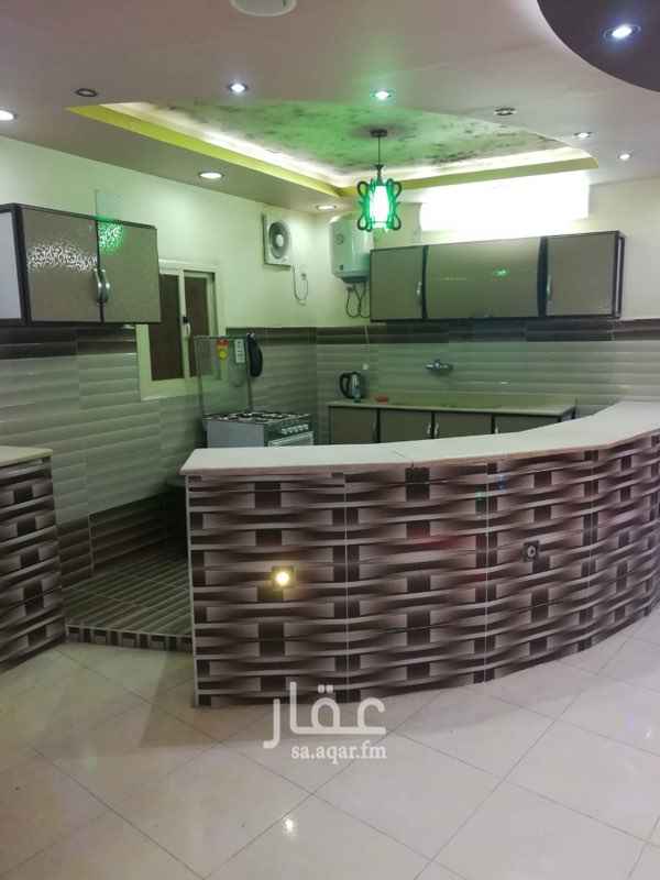 1381309 للبيع استراحة جاهزه مجهزه من كل شي. اثاث ومكيفات وديكورات و مطابخ وغرف نوم وتلفزونات و كنبات صالة ومجالس.. الاستراحة مقامه علي ارضين كل ارض بصك الكتروني.بمساحه اجماليه(1260م) علي ثلاث شوارع. وجميع البناء مسلح .تفاصيل الاستراحة كتالي:- استراحة الرجال يوجد بها مجلس ومطبخ ودوره مياه وجلستين خارجيه مع مغاسل. وحوش.ويوجد ثلاث غرف مستقله أخري.تعتبر غرف خدم او سائقين ومطله علي الشارع .يوجد خزان مستقل وعداد كهرباء مستقل
وبياره.. اما استراحة النساء يوجد سويت مكون من غرفة نوم بحمام.سوم مليون و800الف
