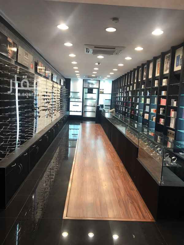 1684704 للتقبيل معرض عطور ونظارات مجهز بديكور رائع وجديد مع وجود نظام محاسبي و كاميرات