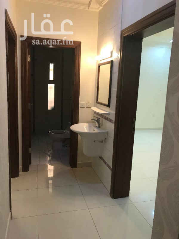 1644703 غرفتين نوم وصالتين وعدد 2 حمام .مكيفات ومطبخ راكب . مدخلين للشقه رجال ونساء . عوازل لخزان الماء وعوازل جداريه .الشقه نظيفه جدا المكان هادي وامن علما انه يوجد باب رئيسي خارجي مغلق بخلاف ابواب مدخل الشقه