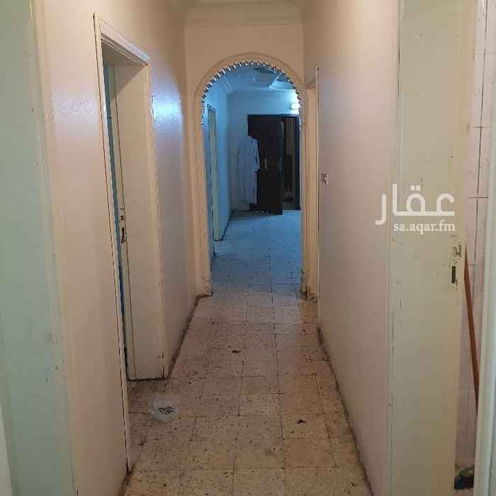 1744233 شقة مدخلين
اربع غرف وصالة ودورتين مياه بالاضافة الى غرفة غسيل