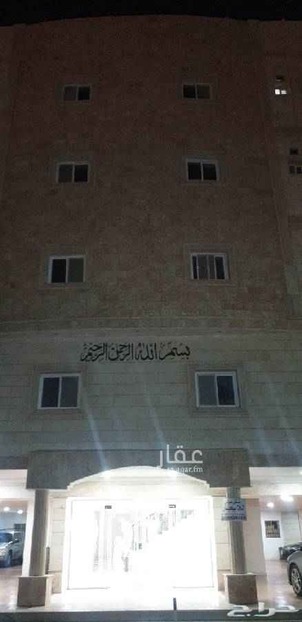 1687743 شقة عوائل تتكون من ٣ ثلاث غرف وصاله ومطبخ راكب و٢ اثنين دورات مياة في حي الربوة خلف بنك الراجحي وقريبة من شارع المكرونة وقاعة الف ليله وليله بسعر ١٧٠٠ في الشهر ويوجد موقف خاص للسياره