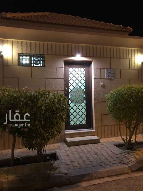 1150864 شاليه مميز له اسمه في عالم الشاليهات بمحافظة رياض الخبراء بمساحة أرض 1600 م يقع على شارعين شرقي وغربي وبمسبح مميز بخدماته وغرف واسعة للضيوف وكذلك يتميز بأحواش واسعة تعطي انشراح واستمتاع أكثر البناء شخصي ومميز جدارنه مغطاه جميعا بالطوب الفخاري مما يعطي الجدران عزل كامل عن الحرارة وكذلك النوافذ مغطاه بالشتر مناسب جدا للاستثمار وكذلك للاستعمال الخاص قريب من جميع الخدمات المسجد والمحلات التجارية