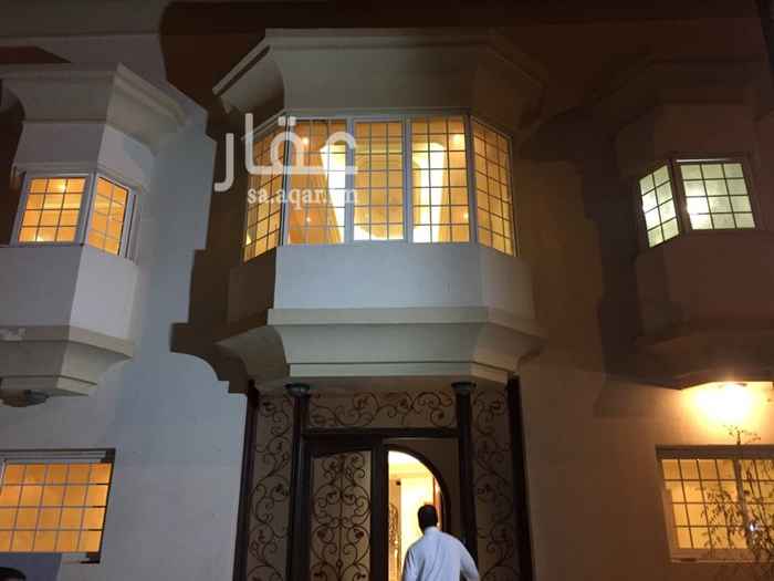 1743799 موقع مميز- يعتبر علم -
فيلا مستقله خلف محطة الذهب الأسود
عمرها تقريبا 22 سنه بناء شخصي
الدور الأرض مجلسين و مقلط وحمامين (وانت بكرامه) ومطبخ وحوش امامي 8 متر وحوش خلفي 4.5 متر
درج دائري يطلع الدور الأول موجود فيه 4 غرف نوم و حمامين وحده فيهم ماستر وصاله
الملحق غرفة + عرفة خادمه
ظهيرة تجاري - وفي المخطط فيه كم عماره 6 أدوار ظهيرة تجاري (يستحسن التأكد من أمانة جده عن عدد الأدوار)
اما عن كونها فيلا فهي جدا ممتازه للسكن
اما عن السعر فا انشاء الله فيه تفاوض للجاد
للتواصل اتصال علي 0566675205