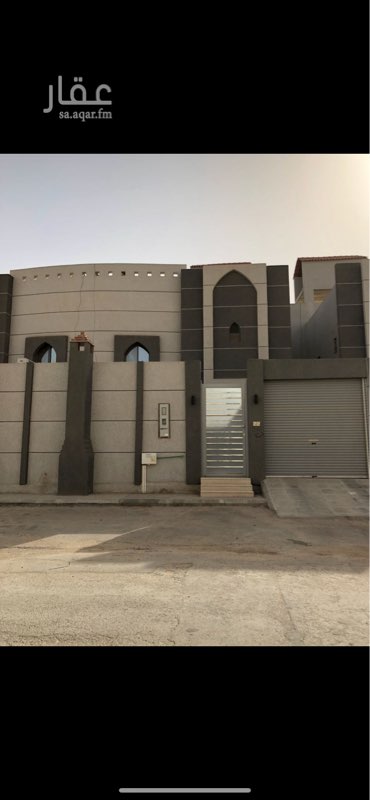 1597355 البيع (كاش فقط) لان البيت باسمي ومرهون لبنك البلاد .
الدور الاول مدخل سيارة وملحق ودورة مياة ومجلس ومقلط ودورة مياة وصالة وغرفة نساء ومطبخ ودورة مياة، الدور الثاني 4 غرف نوم اثنتان ماستر وثنتين بينهم حمام وصالة والدور الثالث غرفتين نوم وحمام بالاظافة للسطح. الغرف واسعة والحي هادي والبيت قريب من مسجد خطوات بسيطه ومدرسة جديدة والسعر شامل المكيفات والمطبخ واثاث الدور الارضي .البيع كاش فقط البنوك لاتشتري البيوت المرهونه.