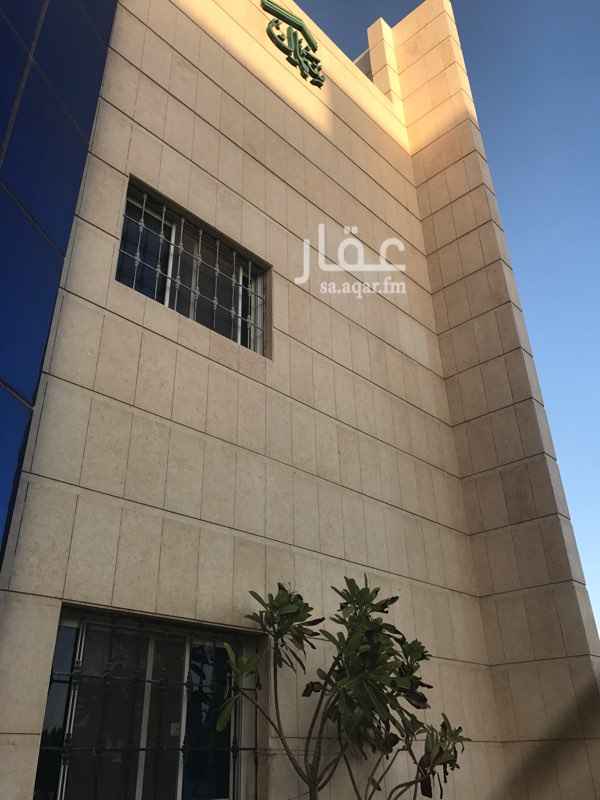 1115534 للايجار عمارة على شارع عمر بن عبدالعزيز شرق شارع الأحساء مساحتها ٥١١ واجهتها زجاج ومرتبة من الداخل يوجد فيها مواقف حوالي ١٣ موقف وموقعها ممتاز زاوية على شارعين.