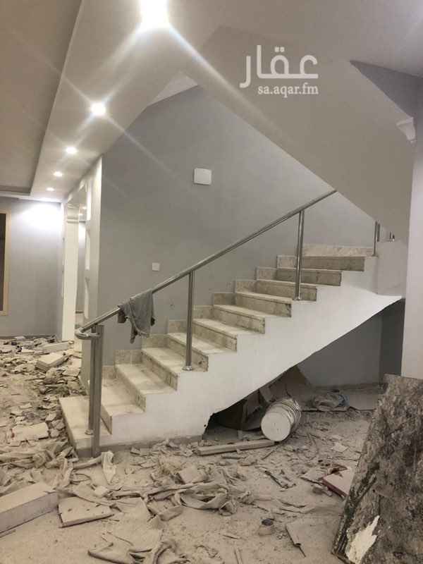 1764608 فله درج داخلي في حي الحمدانيه بمخطط السعيد جميله جدا وتشطيبات فاخره مساحتها 300 شارع 16
تتكون الفله من الدور الارضي حوش وغرفت سايق وقراش
ومجلس رجال ومقلط ومجلس حريم وصاله ودورتين مياه
الدور الاول 4غرف نوم بمنافعها وصاله وسيرفس
الملحق غرفتين نوم وغرفت شغاله وسطح المطلوب مليون وميه لتواصل مكتب الوسيط للعقار