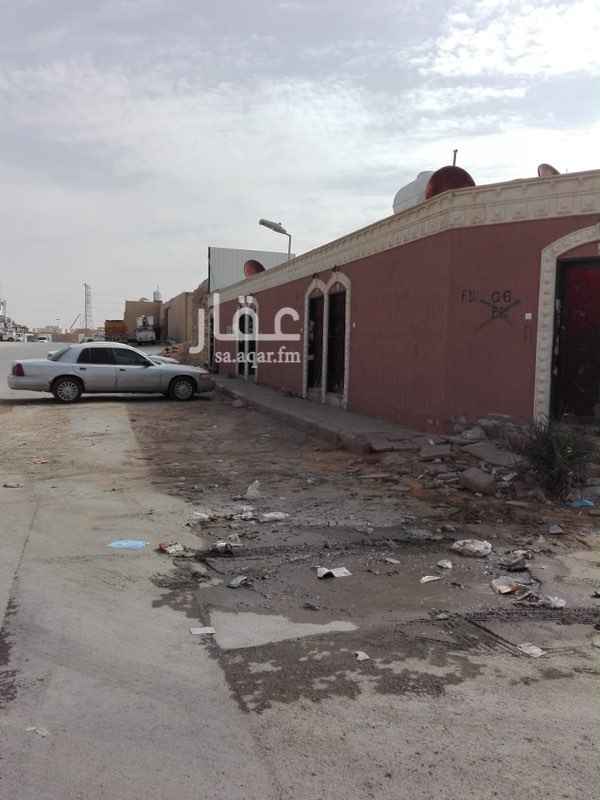 1435013 للبيع استراحة مساحة 525 على شارعين 30 عمرها 12 سنه عبارة عن استراحتين و 8 ملاحق دخلها 155 الف في السنه حد المالك مليون و 300 الف
0559292964
0568191192