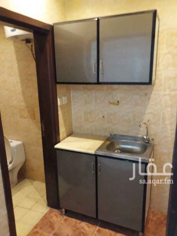 1542547 شقه للايجار عوايل
غرفه وصاله ودوره مياه ومطبخ راكب مكيفات تشطيب ممتاز
حي الملك فيصل