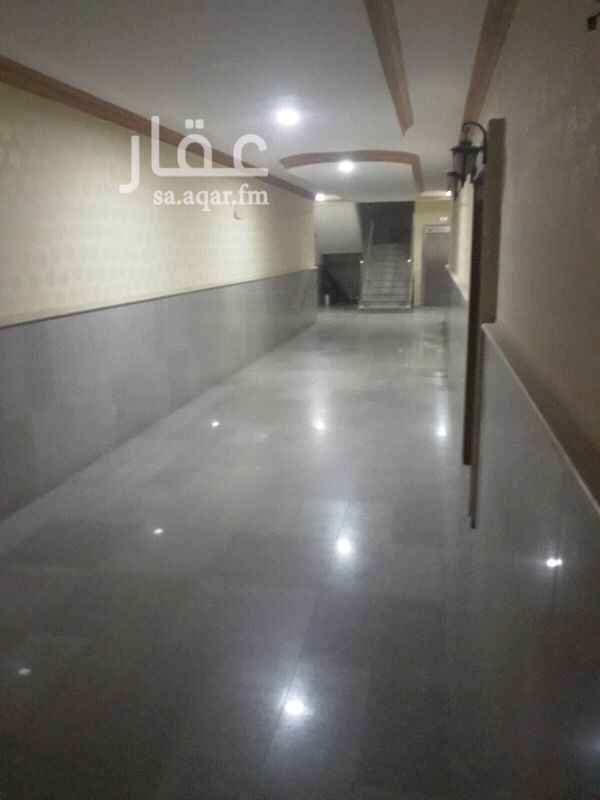 1585404 شقه للايجار عوائل
حي المغرازات شارع جرير ابن عبدالله
ثلاث غرف وصاله ومجلس وثلاث دورات مياة ومطبخ راكب تشطيب ممتاز((بدون مكيفات ))