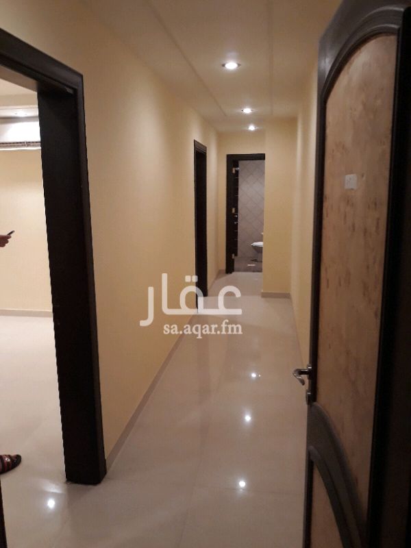 1676057 شقه للايجار عوائل
ثلاث غرفه نوم ومجلس وصاله ودورتين مياة ومطبخ راكب مكيفات اسبليت تشطيب فاخر