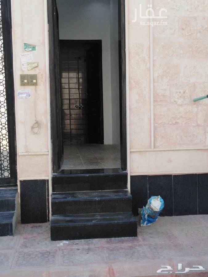 1689477 يوجد لدي غرفة وحمام لشخص واحد يكون سائق لعائله او شركه نظيف ومحترم الباب من خارج الفله البويه جديده بفله عمرها سنتين بحي الغروب طويق قريب من محطه الغروب الايجار الشهري 400 ريال شامل الكهرباء والماء والايجار السنوي3500 ريال وكل سته شهور 1800ريال أو ثلاث شهور 900ريال يكون سائق محافظ على الغرفه ونظيف لشخص واحد فقط الا حاب يشوف الغرفه يكلمني جوال وان شاء الله ما نختلف الموقع حي طويق الغروب شارع إبراهيم بن يزيد والسلام عليكم