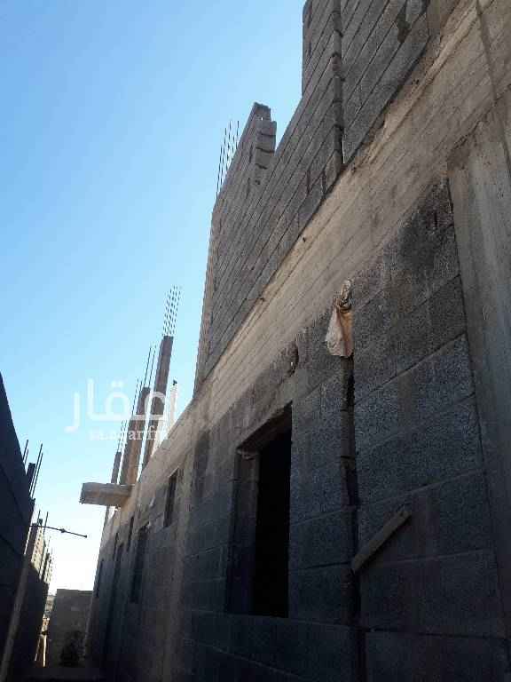 1553283 الارض على شارعين وهي مثبتة ضمن صك زراعي ومفرز لها معاملة لاستخراج صك خاص والكهرباء واصلة يوجد بها مبنى ٢٨ متر في ١٦ متر .. دور تسويه مكون من شقتين صغيرة ودور اول ودور ثاني لم يسقف بعد .. وبها استراحه طول ٣٠ في ١٨ متر بها مسجد تحت التأسيس .. الارض على شارعين والصامل مانختلف معه .