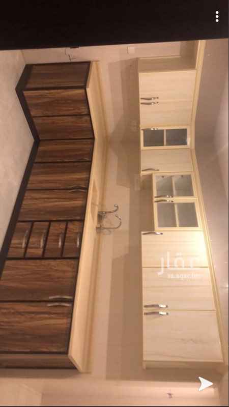 1582708 للايجار شقق مساحه ١٨٥ م
مدخلين لكل شقه
مجلس رجال مع دوره مياه + غرفه طعام مفتوحه على صاله عائليه ( بيبان سحب )
٣ غرف نوم واحده ماستر مع دواليب ملابس
٢ بدوره مياه مشتركه
مطبخ + غرفه خادمه + غرفه غسيل وكوي \"
التكيف راكب ( كونسيلد مركزي )