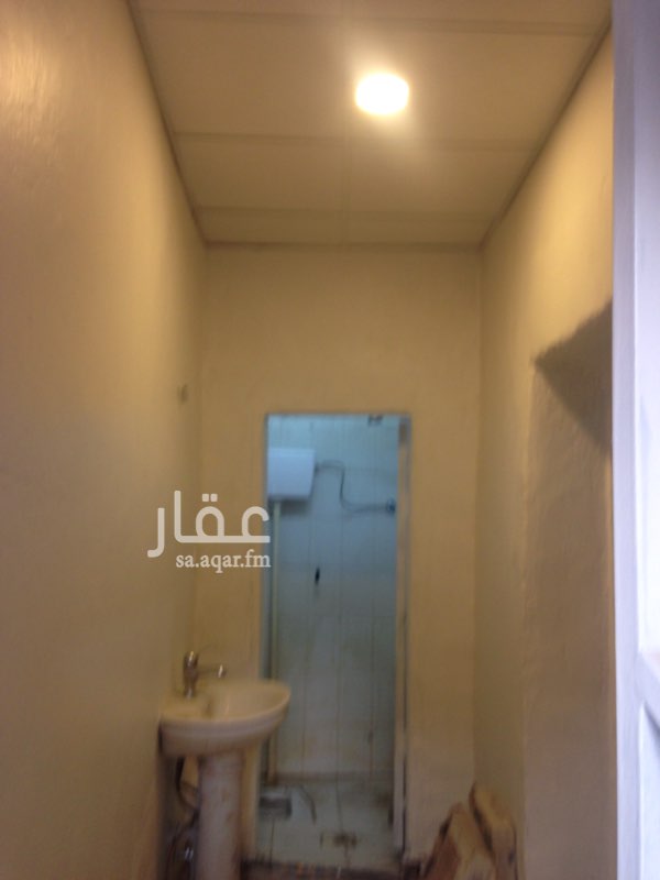 1374422 بيت شعبي ، الموقع الحره الغربيه خلف محطة الدريس بعد دوار عروه ونت متجه لدوار السلام مجدد من كهرباء وسباكه وديكورات وبويات وابواب.
وجيران طيبين. المنزل مايتفوت وكل شي مجدد ونظيف.
عفوا عوائل فقط
