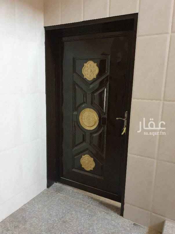 1749296 شقة جديدة لم تسكن بعد خمس غرف وثلاث دورات مياة وصاله الدور الثالث لايوجد مصعد وقريبه من جميع الخدمات.