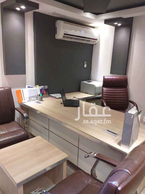 1753179 مؤثث وجاهز وباحدث الديكورات وبه دورة مياه وتكييف مركزي ومطبخ راكب ومكون من صالة وغرفة + ١ مكيف سبليت بالغرفة