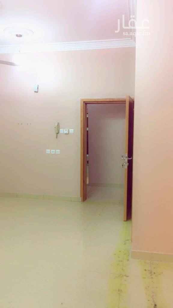 1529915 السلام عليكم .عندي شقة للإجار في مركز الشعف - الدحيض- تبعد من جامعة الملك خالد ١.٥ كم ٥ غرف و٢حمام تكرمون ومطبخ وصالة . عواااايل . اجارها في السنة ١٨٠٠٠ ريال .