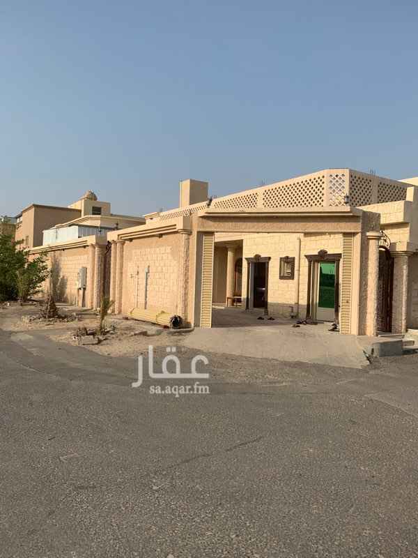 1621838 ثلاث ادوار ارضي وفلة من دورين في سور واحد راس بلك
شرقي جنوبي غربي عمر العقار ١٠سنوات انا مجرد معلن باقي التفاصيل من المالك مباشرة
رقم المالك مباشرة ٠٥٥٦٥٠٢٢٩٠