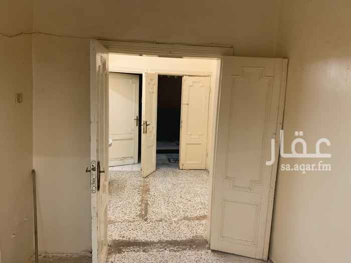 1684951 يقع في الشعداء الجنوبية في شارع الشطبة ، يوجد بالقرب منه جميع الخدمات كالمسجد والمدارس والمطاعم وجميع الخدمات.