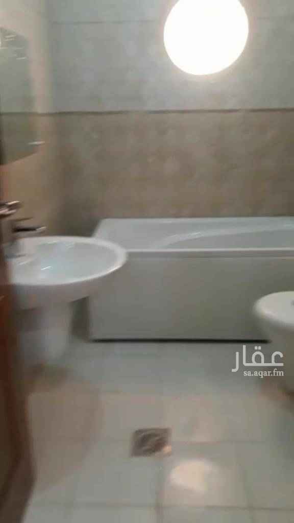 1704240 شقه للبيع حي المروه خلف سوبر ماركت فاطمه وجوار مسجد البسامي وقريبه من مدارس وسوبر لولو وعيادات سبا لها مدخلين فيها ٤ غرف ومطبخ راكب ودورتين مياه وصاله ومكيف سبلت واحد قي الصاله وشتر راكب علي الشبابيك واغطيه خارجيه لمكيفات الشباك وعدم تسرب الامطار وخزان مياه مستقل لكل دور وموقف سياره السعر ٣٨٠ الف