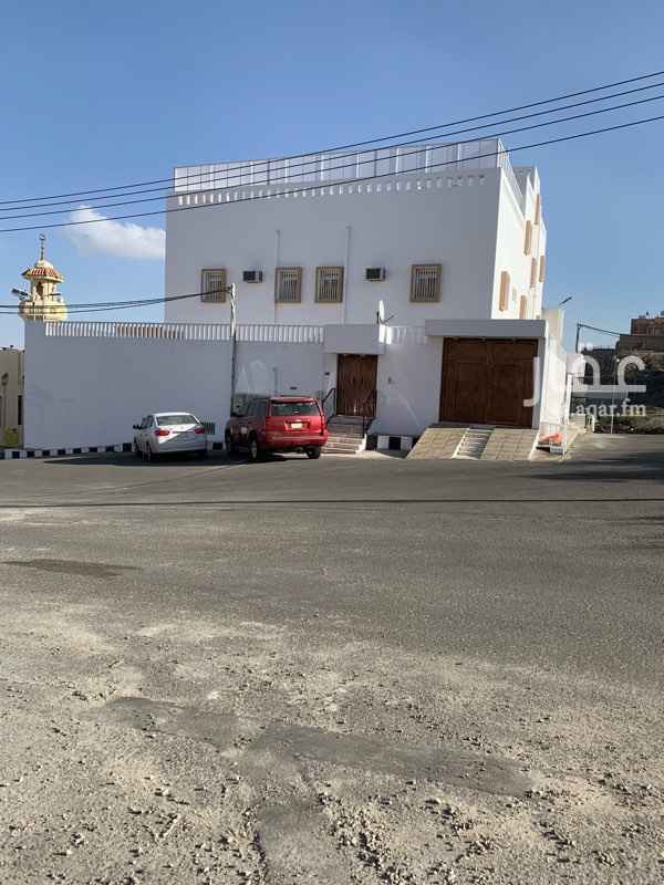1513190 ثلاث وحدات سكنيه على ثلاث واجهات شارعين وبرحة مسجد المبنى عباره عن فلتين ودور تسويه وكل وحده مستقله بخزان وعداد وعلى شارع مستقل الجدران معزوله والنوافذ والسباكه حراريه ايطالى الصنع مجدد البيت بالكامل من فتره قصيره حتى الصرف الصحى وجود غاز مركزى كل الخدمات متوفره صرف صحى ماء تحليه مدارس بنات واولاد جميع المراحل الحى هادى جدا والله الموفق