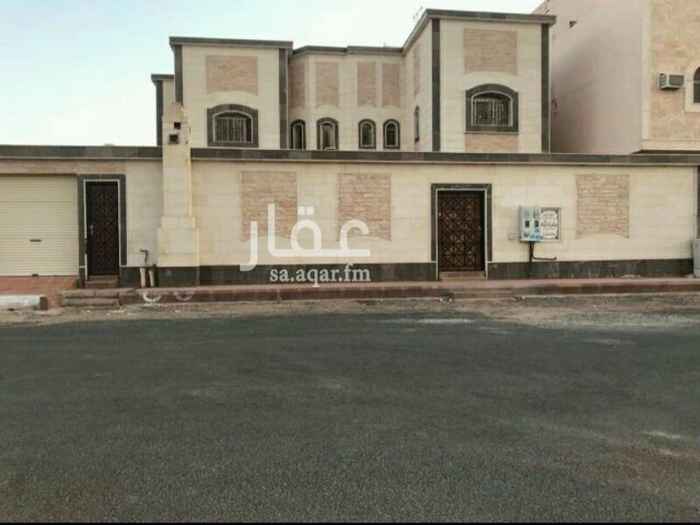 1176081 *ملاحظه : يتم تسليم المفتاح من المستاجر الحالي في تاريخ 4/1
فيلا للإيجار نظام أمريكي بحي الشرق خلف قصر ذكرى بالمدينة المنورة مكونه من دورين وملحق تتكون من 8 غرف .
الدور الارضي : من 4 غرف وصالون استقبال ومطبخ جاهز وحمامين ومجلس خارجي بالحوش .
-الدور الثاني 3 غرف نوم مع بوفية تحضير صغير وصالون جلسة صغير وغرفه غسيل والسطوح غرفة خادمة مع حمام . كمال يتوفر بايكة للسيارة . ملاحظه لا مانع من تاجير الشركات او مدارس روضة