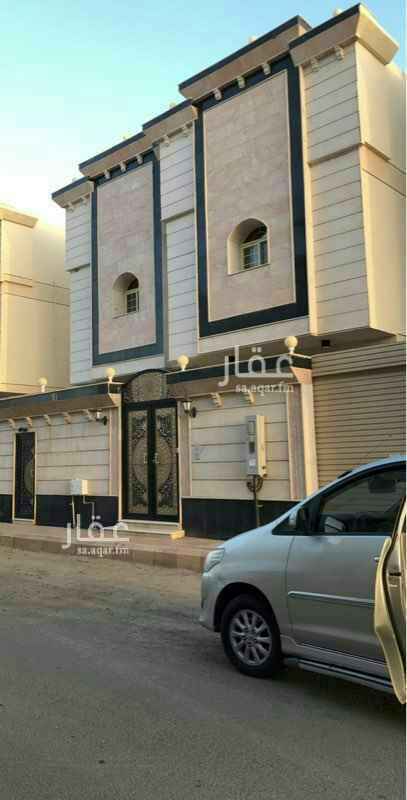 1395187 فيلا جديدة للاجار حي الروابي خلف قاعه الليلك بالمدينه مكونه من غرفة خارجيه للسواق كراج سيارة مصعد ( غير راكب ) الدور الارضي ٢ غرف ٢ صالة ٢ حمام مطبخ مستودع الدور التاني ٤ غرف ٤ حمامات وصاله صغيرة الدور التالت ٢ غرفة ٢ حمام ٢ سطوح .
للإجار 60 الف