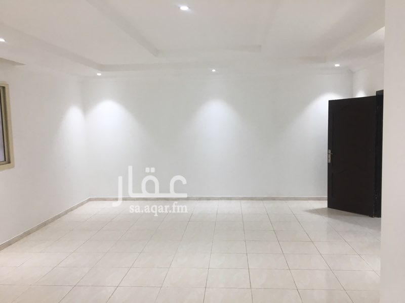 1695441 شقة كبيرة ونقبل شهري١٥٠٠ وثلاث دورات مياه والمطبخ راكب وغرف نوم كبيرة وتبعدعن المطارالجديد ٥دقايق