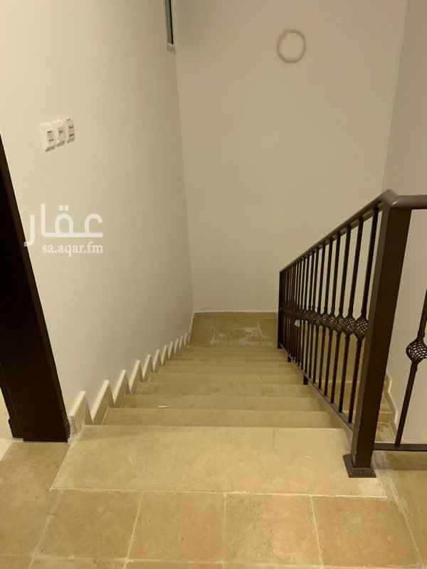 1698224 شقه بالدور الثالث مدخل خاص مكونه من ٣ غرف وصاله ومطبخ وحمامين وسطح صغير ،، بالأضافه الى عداد كهرب خاص فيها منفصل عن بيت المالك ..
للتواصل مع المالك أبو سلمان : ٠٥٩٤١٤٧١١٥