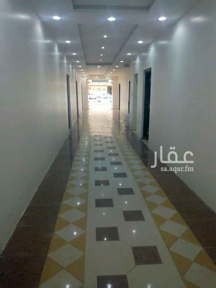 1648951 ثلاث غرف كبيره وصالة كبيره ومطبخ وحمامين
راكب فيها مكيفات ومطبخ كهرباء مستقلة
يوجد مصعد
يوجد حارس
يوجد باركينج خاص