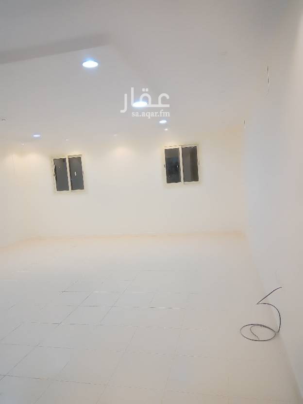 1698140 صارله كبيره قليله لتقسيم
وحمام ومطبخ
راكب مطبخ