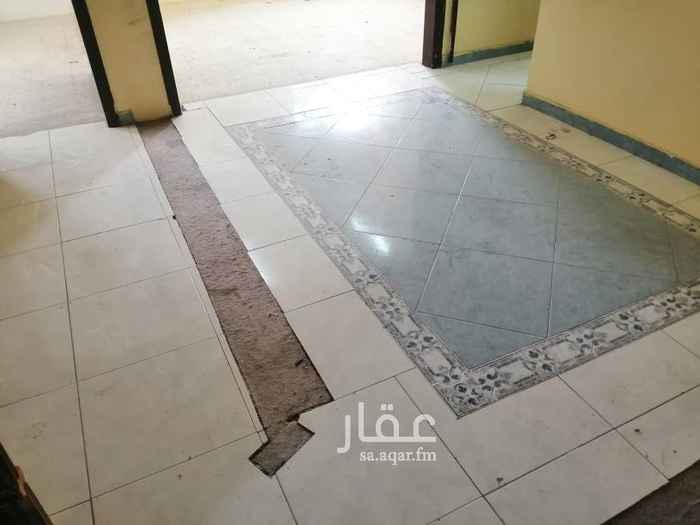 1702826 شقه ٤ غرفه ومطبخ و٢ حمام. الايجار شامل صيانه كامله وتشطيب وقيمه استهلاك مياه البلديه. خشب مطبخ كامل. مكيفات
