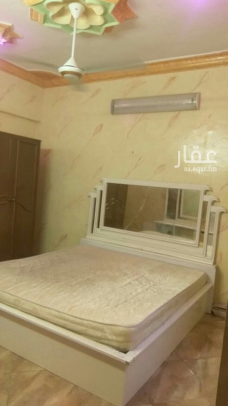 1750839 داخل حد الحرم شقة مكونة من ٣غرف وحده من الغرف كبير عبارة عن غرفتين مفتوحه على بعض وصاله صغيره وحمامين ومطبخ غير مؤثثه الماء مشروع جميع الخدمات موجوده في الحي مستوصف وسوبرماركة ٢٤